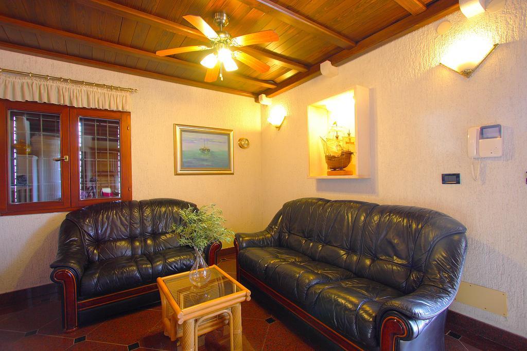 Holiday Home Olea - Sun, Sea, Sport & Comfort Splitska Room photo